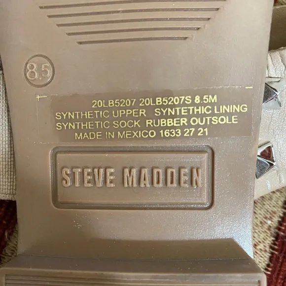 NWT Steve Madden tan sandals with silver stud embellishment. Size 8.5.