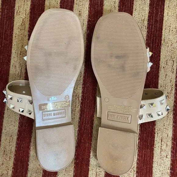 NWT Steve Madden tan sandals with silver stud embellishment. Size 8.5.