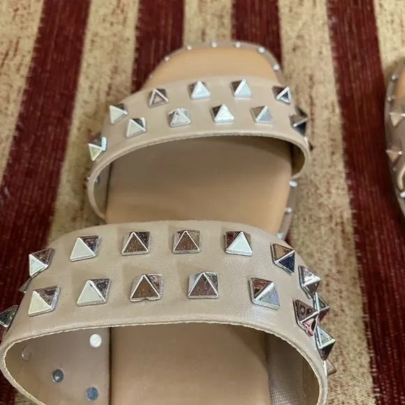 NWT Steve Madden tan sandals with silver stud embellishment. Size 8.5.
