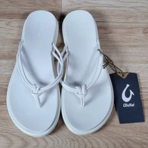 OluKai AKA Sandals Womens Size 8 White Beach Slippers Flip Flops 20509-4R4R