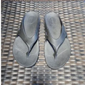 Oofos sandals women’s size 10