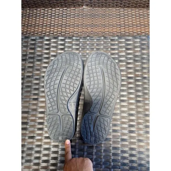 Oofos sandals women’s size 10