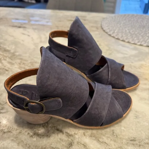 P. Monjo Navy Leather Chunky Heel Sandals - Women’s 39