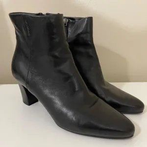 Prada Boots Womens 38 / 8 Black Leather Ankle Chunky Zip Designer Logo Italy