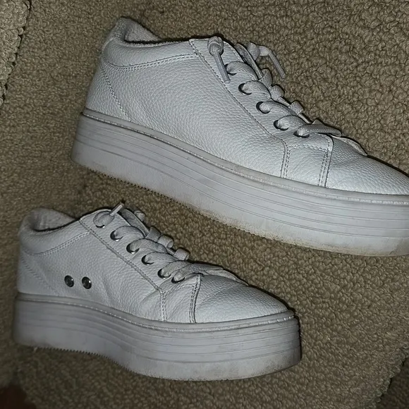 Roxy Womens White Sneakers 6.5 Bessie style Platform Lace Up Shoe Athleisure