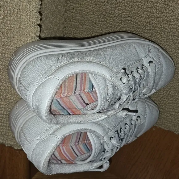 Roxy Womens White Sneakers 6.5 Bessie style Platform Lace Up Shoe Athleisure