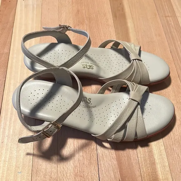 SAS WOMENS STRIPPY BONE PATENT LEATHER SANDALS WEDGE SIZE 7M