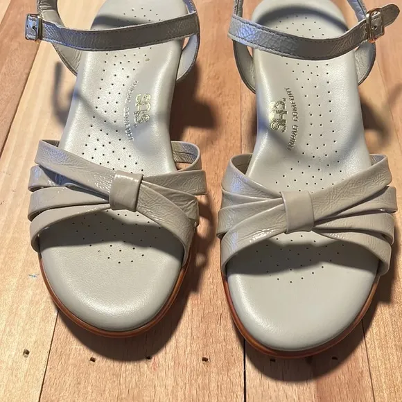 SAS WOMENS STRIPPY BONE PATENT LEATHER SANDALS WEDGE SIZE 7M