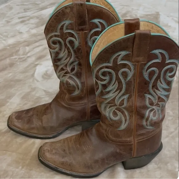 SHYANNE COWGIRL BOOT SIZE 9.5 Brown and Teal. Square toe Leather.