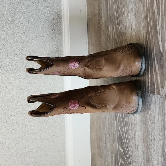 SHYANNE GIRLS FLORAL EMBROIDERED WESTERN BOOTS - POINTED TOE Size 2