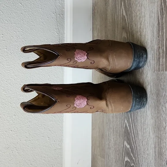 SHYANNE GIRLS FLORAL EMBROIDERED WESTERN BOOTS - POINTED TOE Size 2