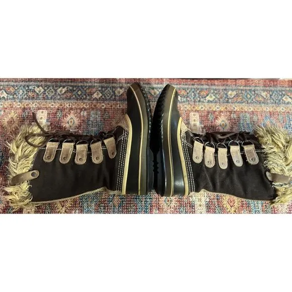 Sorel Joan of Artic winter boots in GUC. Size 8.
