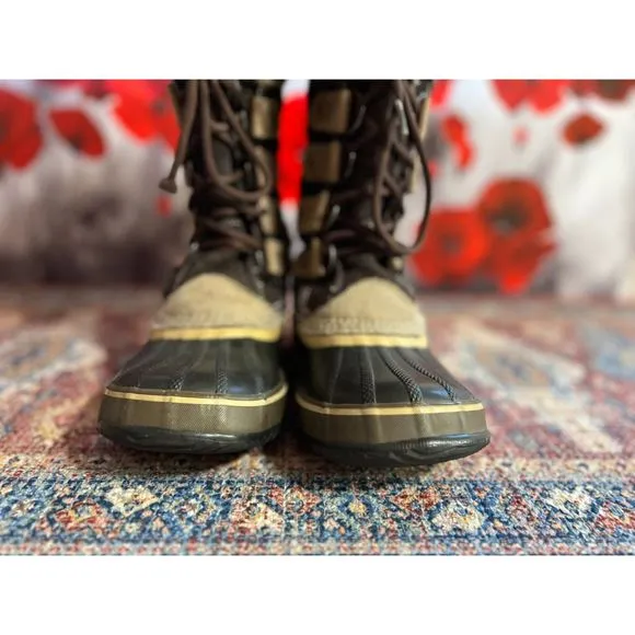 Sorel Joan of Artic winter boots in GUC. Size 8.