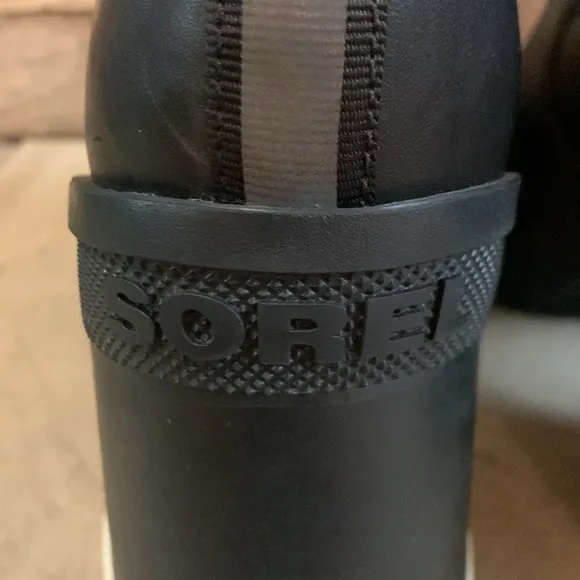 Sorel sz 12 black leather chunky heel Chelsea style waterproof boots NWT