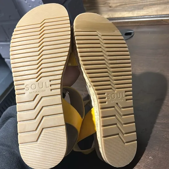 Soul Naturalizer Deara Yellow Platform Velcro Sandals Size 10