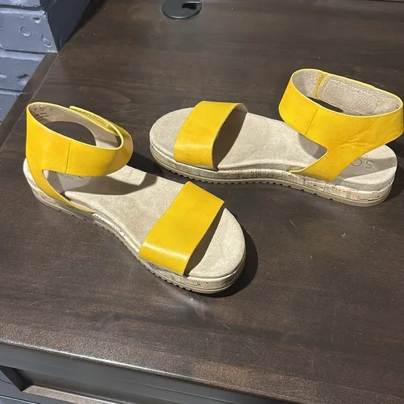 Soul Naturalizer Deara Yellow Platform Velcro Sandals Size 10