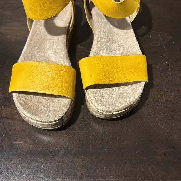 Soul Naturalizer Deara Yellow Platform Velcro Sandals Size 10