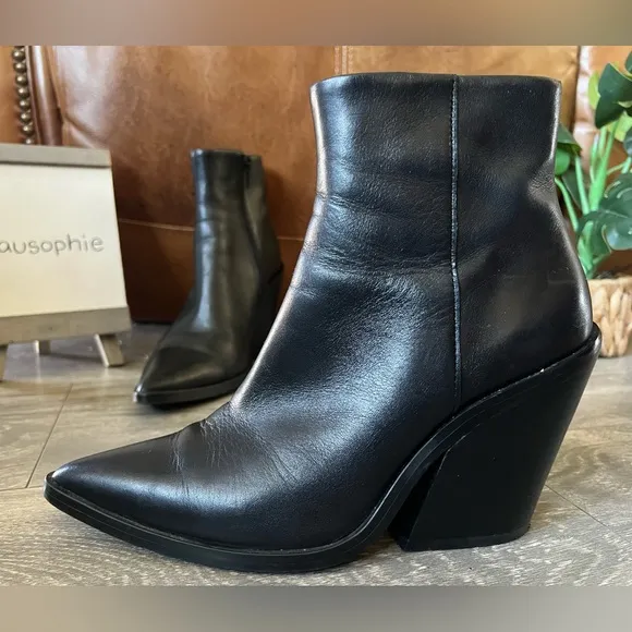 Steve Madden Clarise Black Leather Pointed Toe Chunky Heel Ankle Booties. Size 7