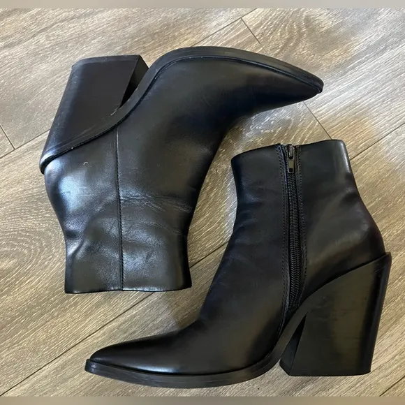 Steve Madden Clarise Black Leather Pointed Toe Chunky Heel Ankle Booties. Size 7