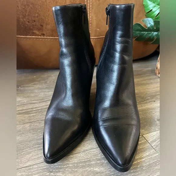 Steve Madden Clarise Black Leather Pointed Toe Chunky Heel Ankle Booties. Size 7