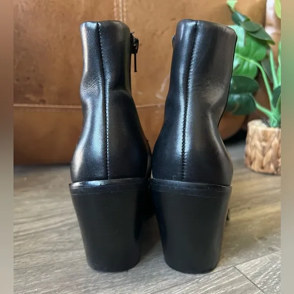 Steve Madden Clarise Black Leather Pointed Toe Chunky Heel Ankle Booties. Size 7