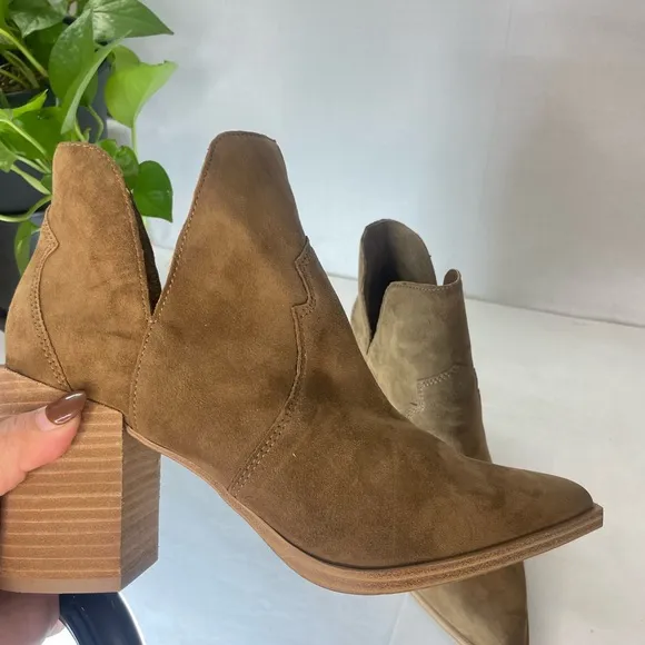 STEVE MADDEN Womens ChayaPointed‎ Toe Suede Bootie In Chestnut 9M