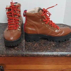 Steve Madden Chunky Platform Boots...Size 7M