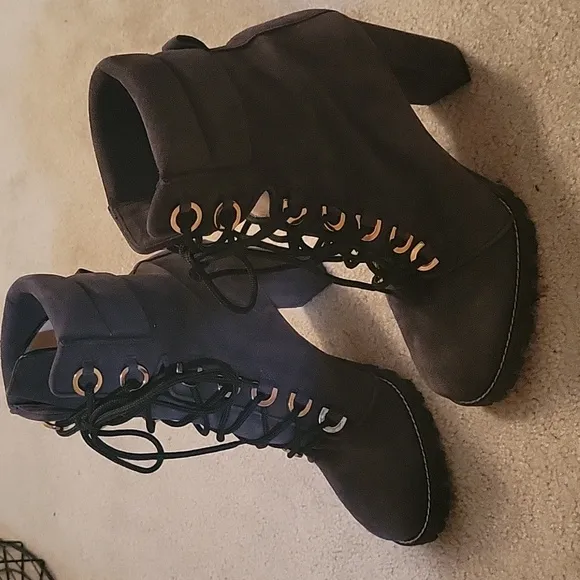 Stuart Weitzman Shackleton Gray Suede Heeled Ankle Boots Lade Up Moto 8.5