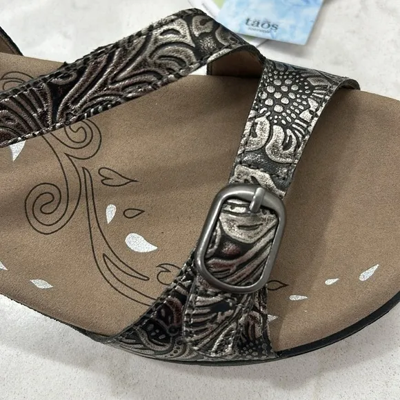 Taos Footwear Women's Beauty Light Gold Emboss Comfortable Sandals Size 9