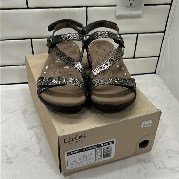Taos Footwear Women's Beauty Light Gold Emboss Comfortable Sandals Size 9