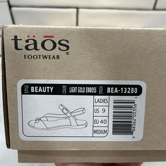 Taos Footwear Women's Beauty Light Gold Emboss Comfortable Sandals Size 9