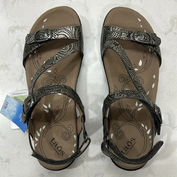 Taos Footwear Women's Beauty Light Gold Emboss Comfortable Sandals Size 9