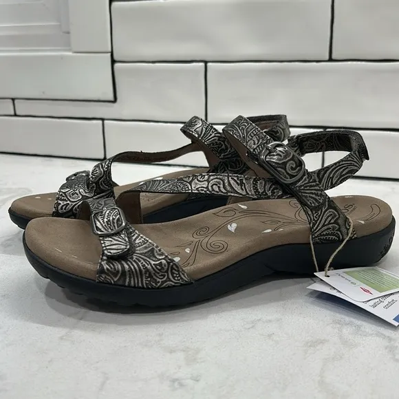Taos Footwear Women's Beauty Light Gold Emboss Comfortable Sandals Size 9