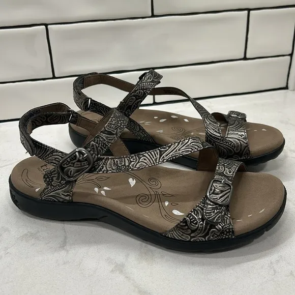 Taos Footwear Women's Beauty Light Gold Emboss Comfortable Sandals Size 9