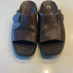 Tommy Bahama men’s Baja beach leather sandals size 11 excellent shape brown.