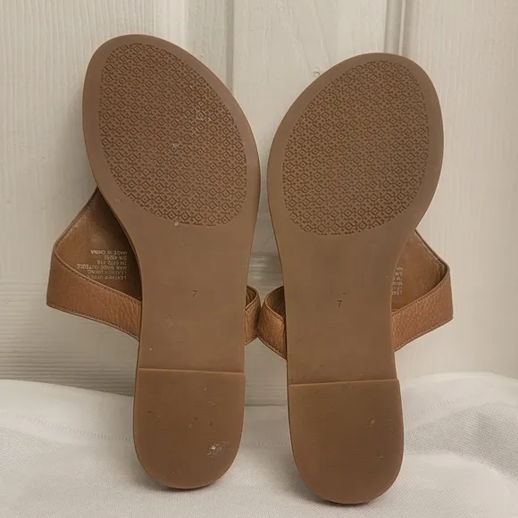 Tory Burch Womens 7M Metal Logo Tan Embossed Leather Thongs Sandals