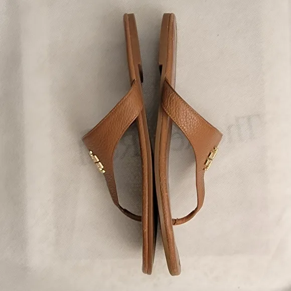 Tory Burch Womens 7M Metal Logo Tan Embossed Leather Thongs Sandals