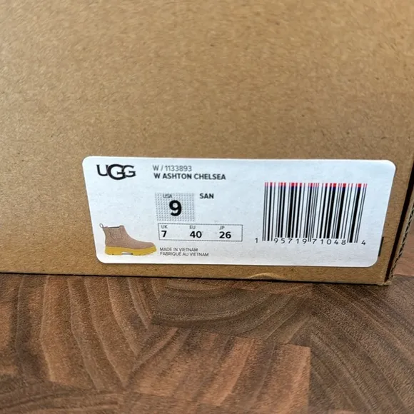 UGG ASHTON CHELSEA BOOTS