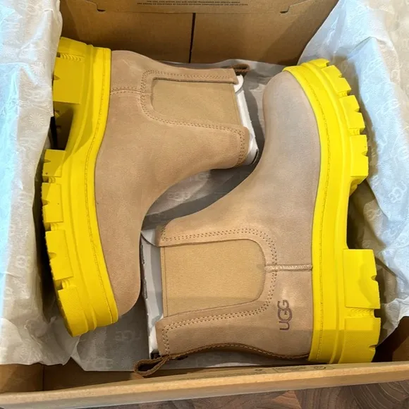 UGG ASHTON CHELSEA BOOTS