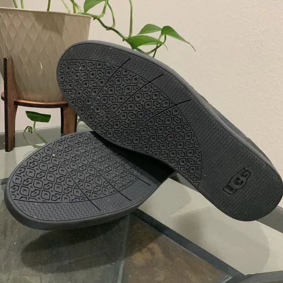 UGG AUSTRALIA MEN’S CAVETTE WEAVE CHARCOAL LEATHER SHEEPSKIN Loafer