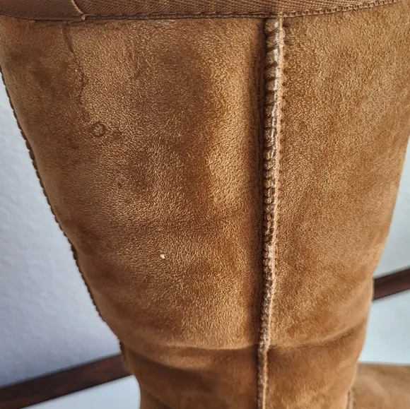 UGG Australia Women's Suede Tall Sheep Skin Classic Cuff Boots.