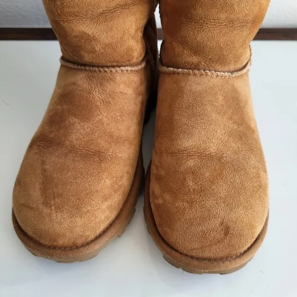UGG Australia Women's Suede Tall Sheep Skin Classic Cuff Boots.