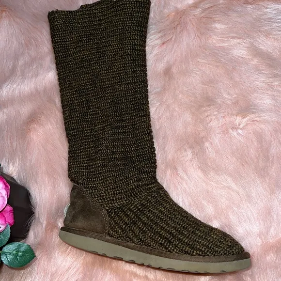 UGG® Classic Cardy Button Detailed Knit Boots size 7