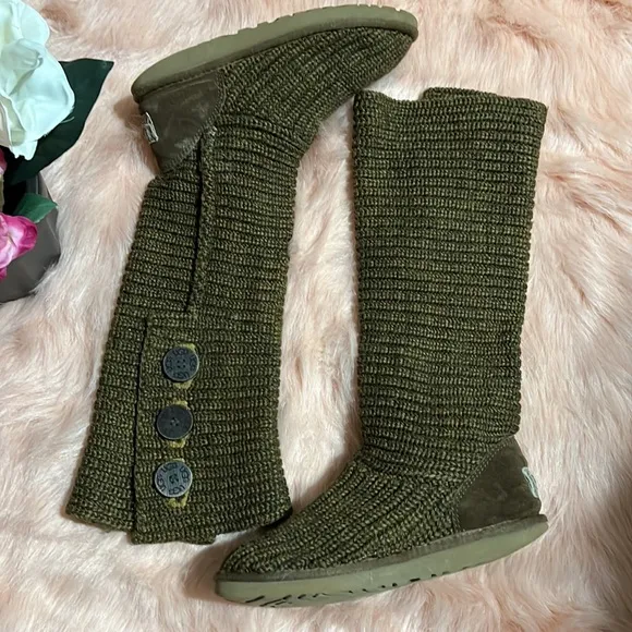 UGG® Classic Cardy Button Detailed Knit Boots size 7
