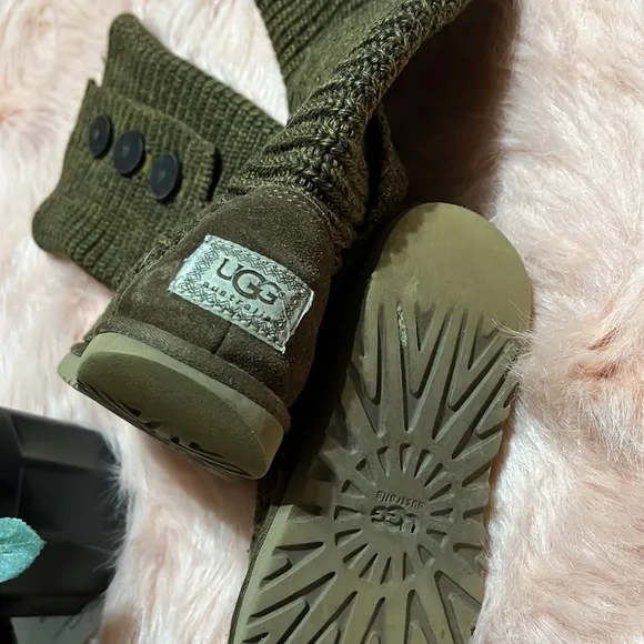 UGG® Classic Cardy Button Detailed Knit Boots size 7