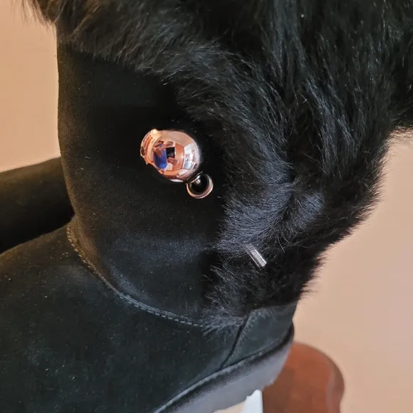 💕Ugg Classic Fluff Pin