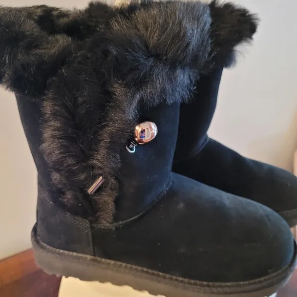 💕Ugg Classic Fluff Pin