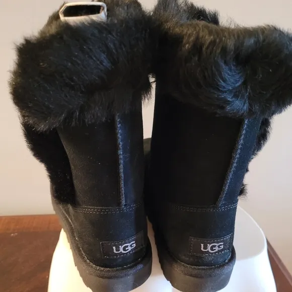 💕Ugg Classic Fluff Pin