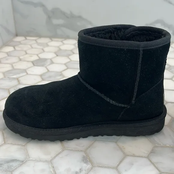 UGG Classic Jona Black Suede Leather Boots Big Kids Shoe Size 4