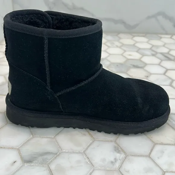 UGG Classic Jona Black Suede Leather Boots Big Kids Shoe Size 4